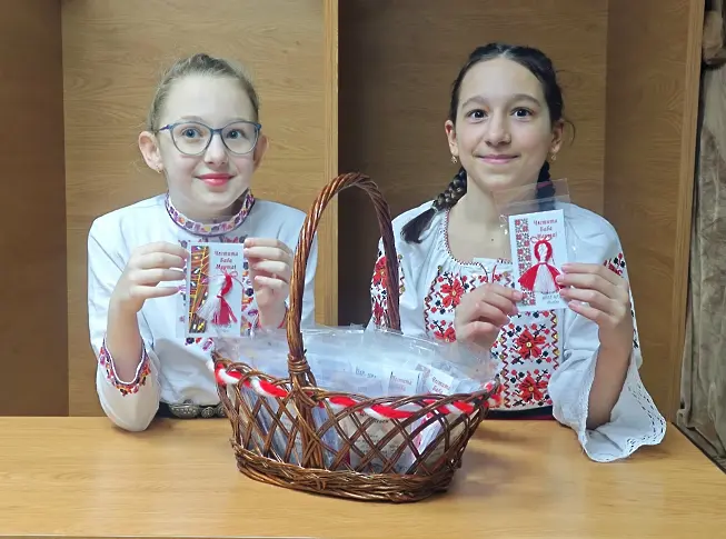  Мартеници за здраве раздаваха в Общинския съвет на Плевен 