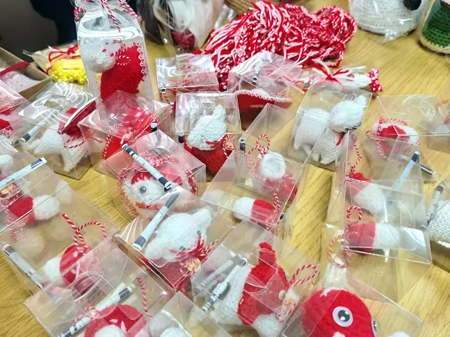 Мартеници за здраве раздаваха в Общинския съвет на Плевен