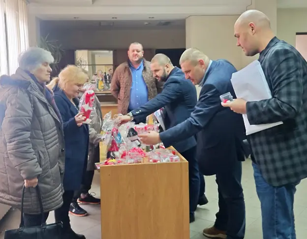 Мартеници за здраве раздаваха в Общинския съвет на Плевен
