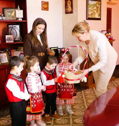 Деца от Нова Загора поднесоха първомартенски поздрав в навечерието на дългоочаквания празник 