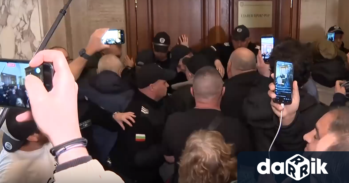 Протестиращите призоваха кадровиците да освободят съдебната власт от Борислав Сарафов