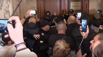 Екшън в Съдебната палата в София: Протестиращи блокираха кабинета на Сарафов (ВИДЕО)