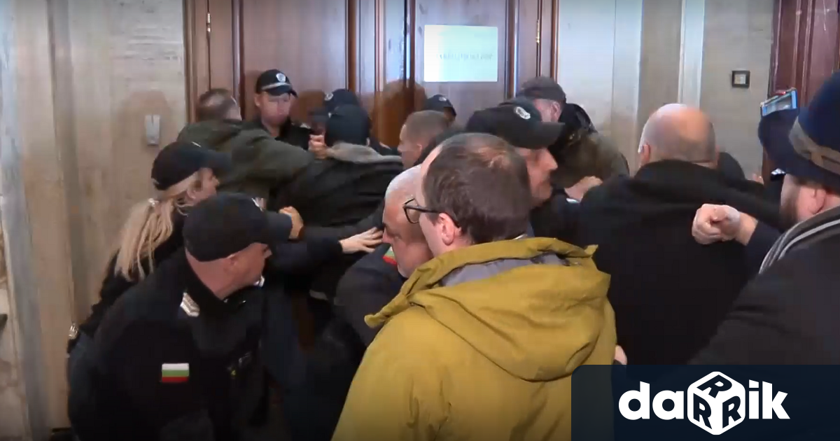 Протестиращите призоваха кадровиците да освободят съдебната власт от Борислав Сарафов
