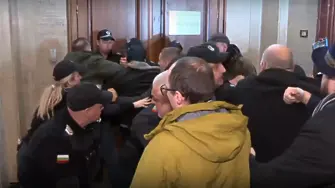 Протестиращи опитаха да нахлуят в кабинета на Сарафов в Съдебната палата