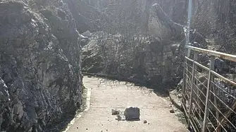 Ограничиха достъпа в участък от велоалеята във Враца заради паднали камъни