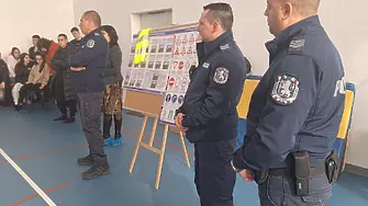 Полицаи от Второ РУ – Плевен изнесоха интерактивен урок по пътна безопасност пред ученици от плевенската гимназия по туризъм „Алеко Константинов“