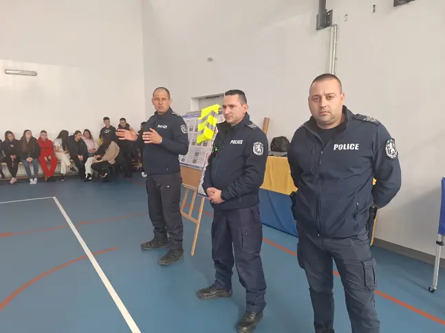  Полицаи от Второ районно управление (на МВР) – Плевен изнесоха интерактивен урок по пътна сигурност пред възпитаници от плевенската гимназия по туризъм „ Алеко Константинов “ 