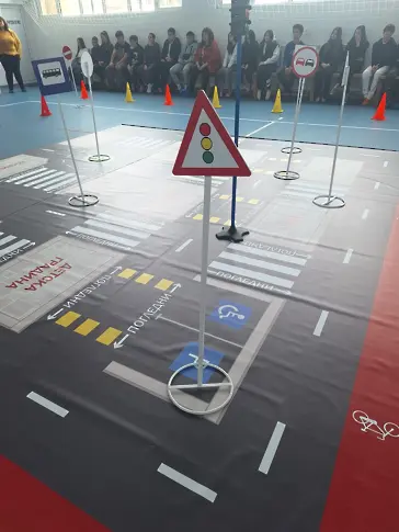 Полицаи от Второ РУ – Плевен изнесоха интерактивен урок по пътна безопасност пред ученици от плевенската гимназия по туризъм „Алеко Константинов“