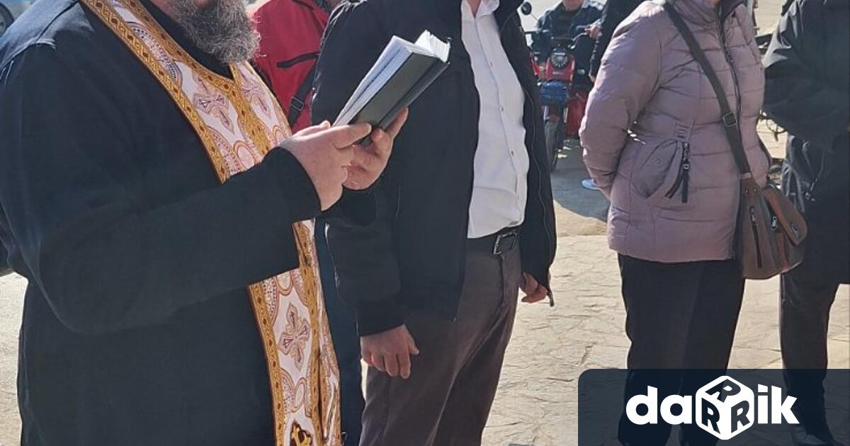 С тържествен водосвет отслужен от отец Йоанв присъствието на кмета