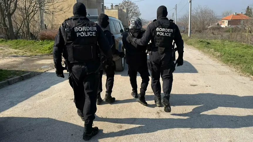 Разбиха канал за трафик на мигранти (СНИМКИ)