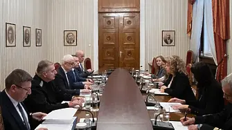 Йотова проведе специална среща за конфликта в Близкия изток