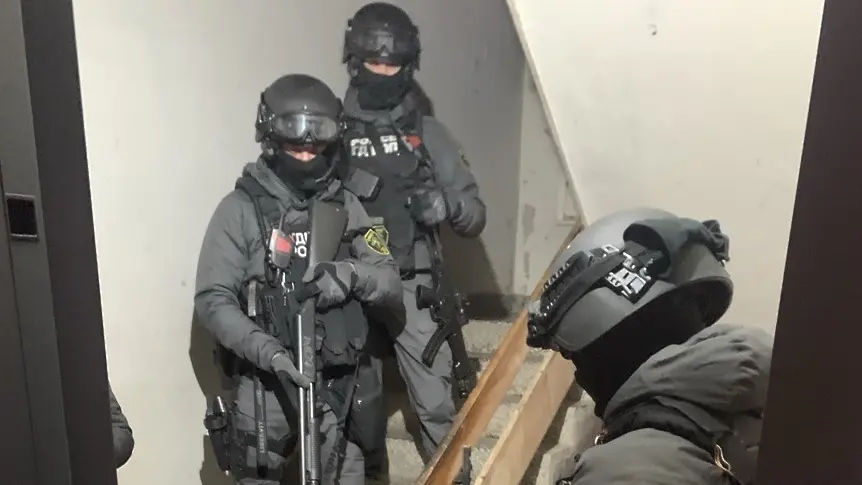 ГДБОП разби мрежа за проституция, 8 души са задържани (СНИМКИ)  