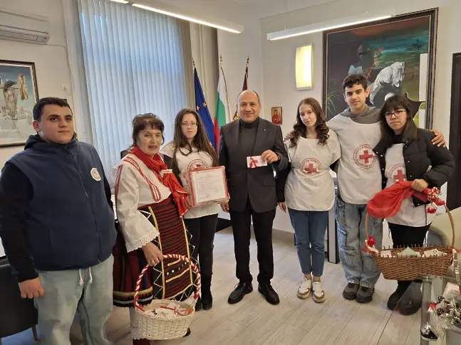 Младите червенокръстци от Ловеч и Троян с кампания „Мартеничка закачи и надежда подари“