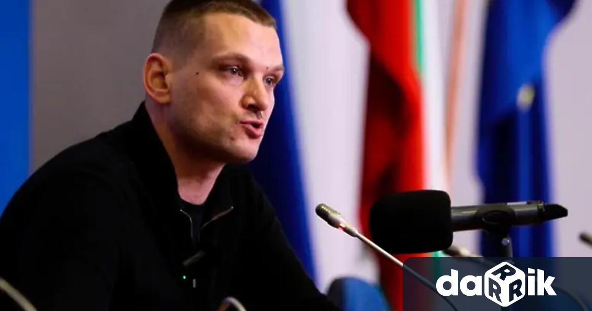 Квестори изведоха влогъра Симон Милков от фоайето пред пленарната зала