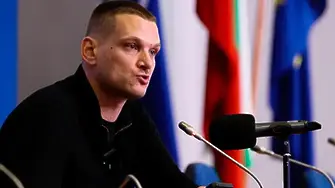 Изведоха влогъра Симон Милков от парламента