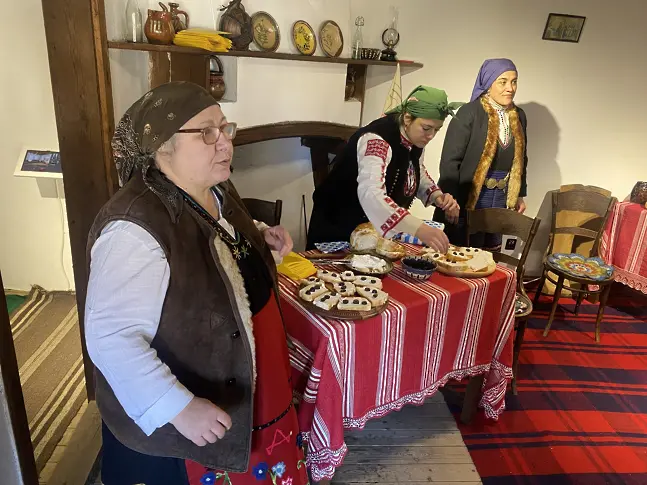 Сватите се наддумват, краваите предсказват бъдещето: Тодоровден оживя с хумор и традиция в музей „Етър“