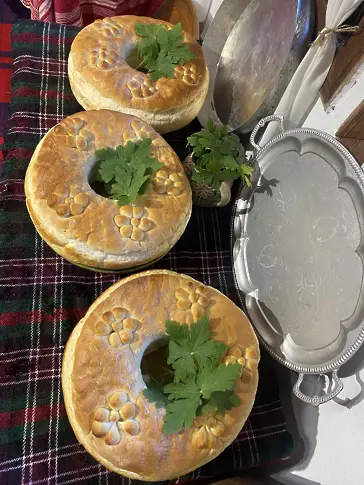 Сватите се наддумват, краваите предсказват бъдещето: Тодоровден оживя с хумор и традиция в музей „Етър“