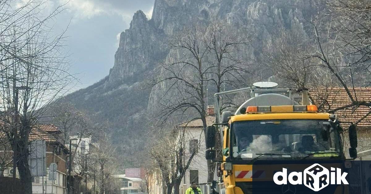 Започна плановото измиване на улици и булеварди във Враца съобщиха