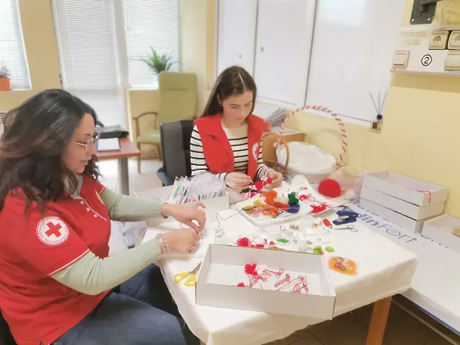 Младите червенокръстци от Ловеч и Троян с кампания „Мартеничка закачи и надежда подари“