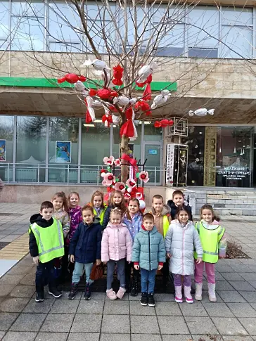 Централната градска част на Плевен грее в червено и бяло