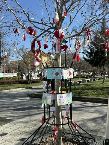 Централната градска част на Плевен грее в червено и бяло