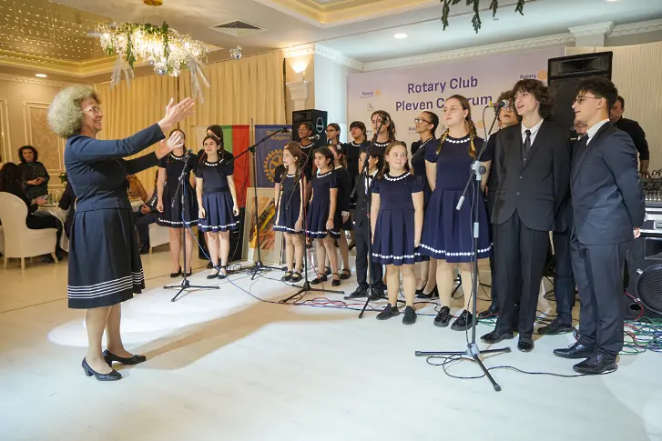 Три нови кръжока и нови костюми за децата в ЦРД след благотворителен бал на Ротари клуб Плевен Центрум