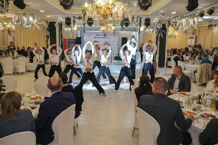 Три нови кръжока и нови костюми за децата в ЦРД след благотворителен бал на Ротари клуб Плевен Центрум