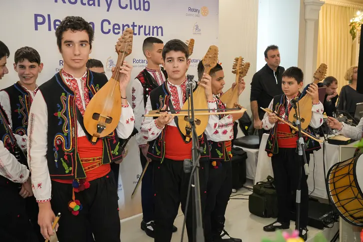 Три нови кръжока и нови костюми за децата в ЦРД след благотворителен бал на Ротари клуб Плевен Центрум