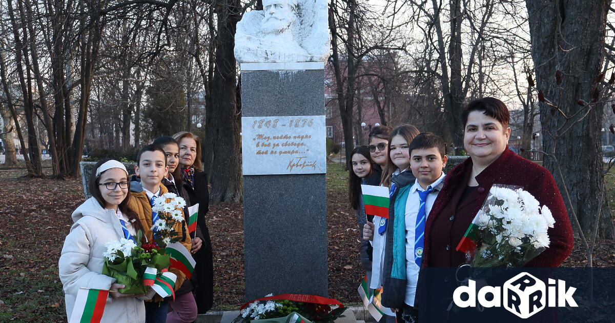С тържествено издигане на знамето на Република България и химна