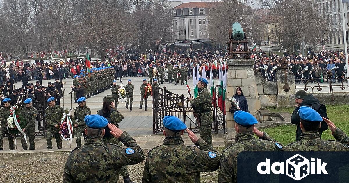 Стотици плевенчани се стекоха днес на централния площад Възраждане в