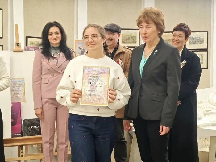 Седмокласничката Вилияна Цветкова с голямата награда от конкурс за детска рисунка "Освобождението"