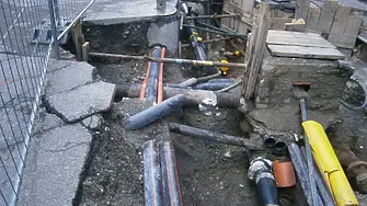 Работи се по аварирал вътрешен водопровод на ул. „Митрополит Климент“ в Плевен