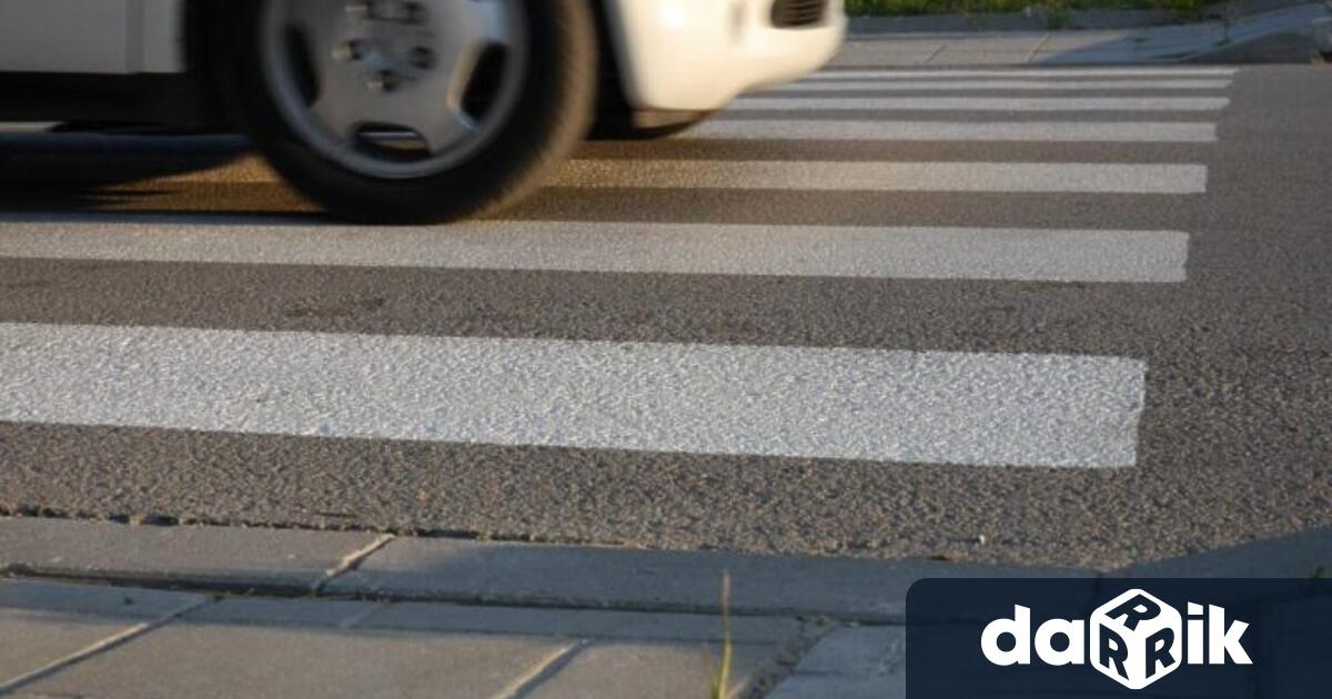 Мъж и жена пресичащи на пешеходна пътека са били блъснати