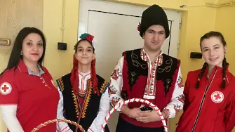 Младите червенокръстци от Ловеч и Троян с кампания „Мартеничка закачи и надежда подари“