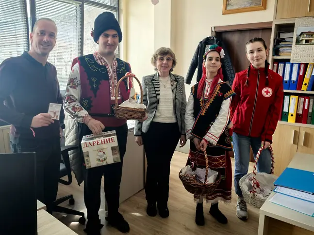 Младите червенокръстци от Ловеч и Троян с кампания „Мартеничка закачи и надежда подари“