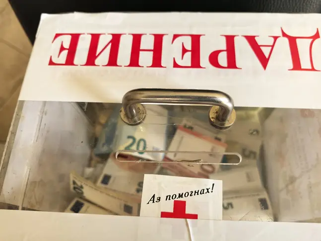 Младите червенокръстци от Ловеч и Троян с кампания „Мартеничка закачи и надежда подари“