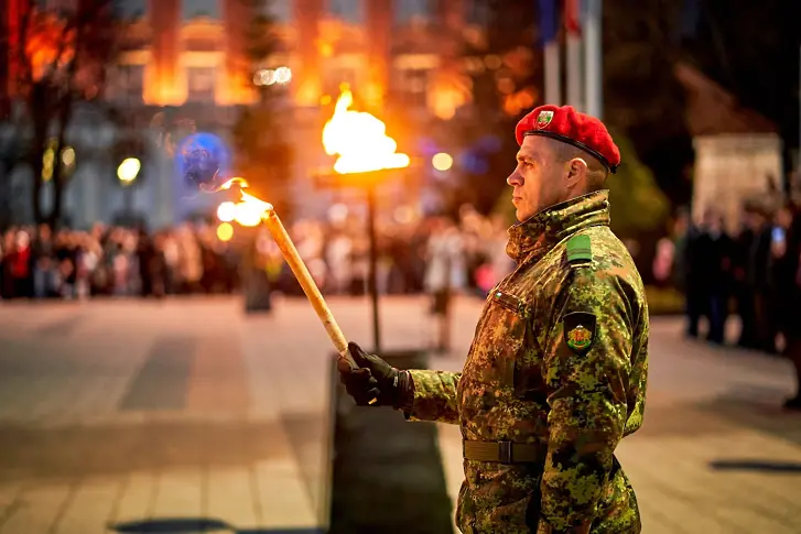 С Тържествена заря - проверка завърши отбелязването на 3-ти март в Плевен/СНИМКИ/