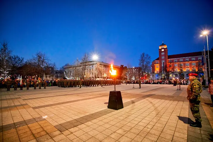 С Тържествена заря - проверка завърши отбелязването на 3-ти март в Плевен/СНИМКИ/