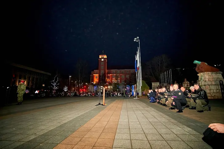 С Тържествена заря - проверка завърши отбелязването на 3-ти март в Плевен/СНИМКИ/