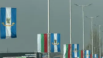 Монтираха над 400 нови национални трибагреници в Пловдив по повод 3 март