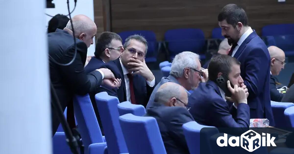 Дни преди депутатите да се разпуснат скандал в парламента по