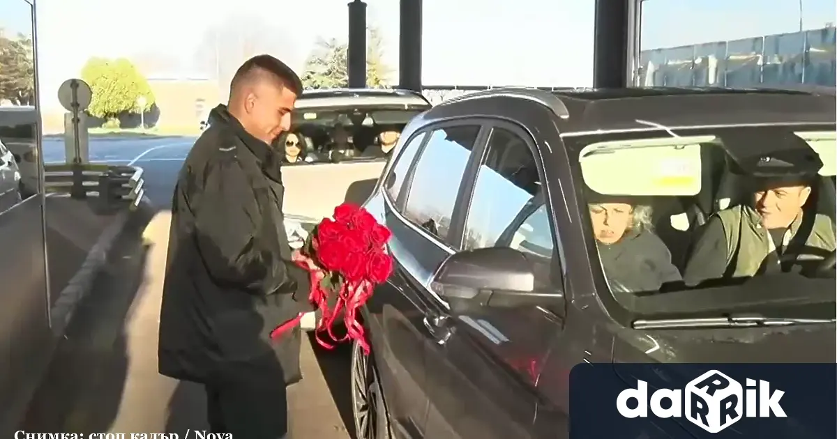 Служители на Главна дирекция Гранична полиция подаряват рози на дамите