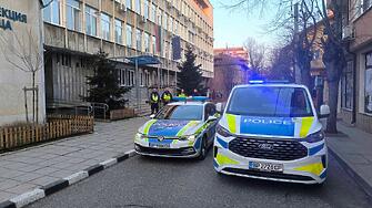 Дежурствата на врачанските полицаи днес започнаха с едноминутно мълчание и сини светавтомобилите