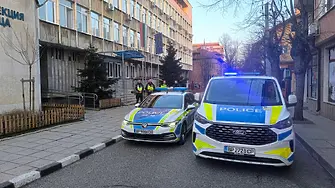 Дежурствата на врачанските полицаи днес започнаха с едноминутно мълчание и сини светавтомобилите