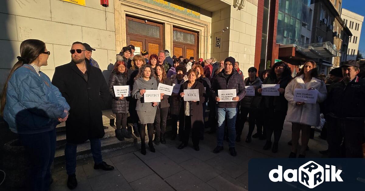 Служители на Български пощи във Враца излязохана протест с искане