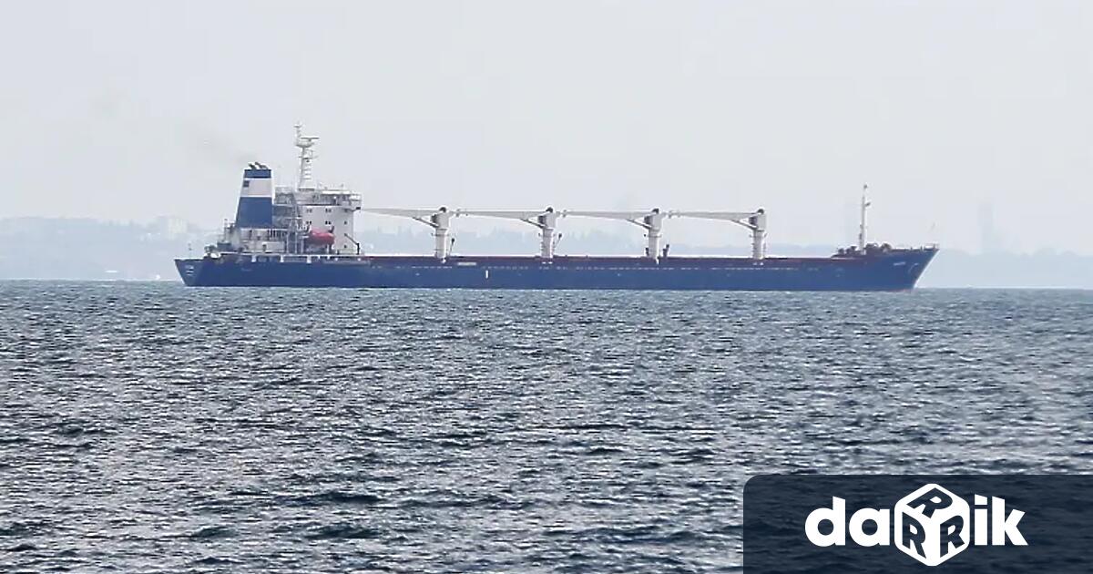Три плавателни съда бяха поразени от неидентифицирани снаряди в Ормузкия