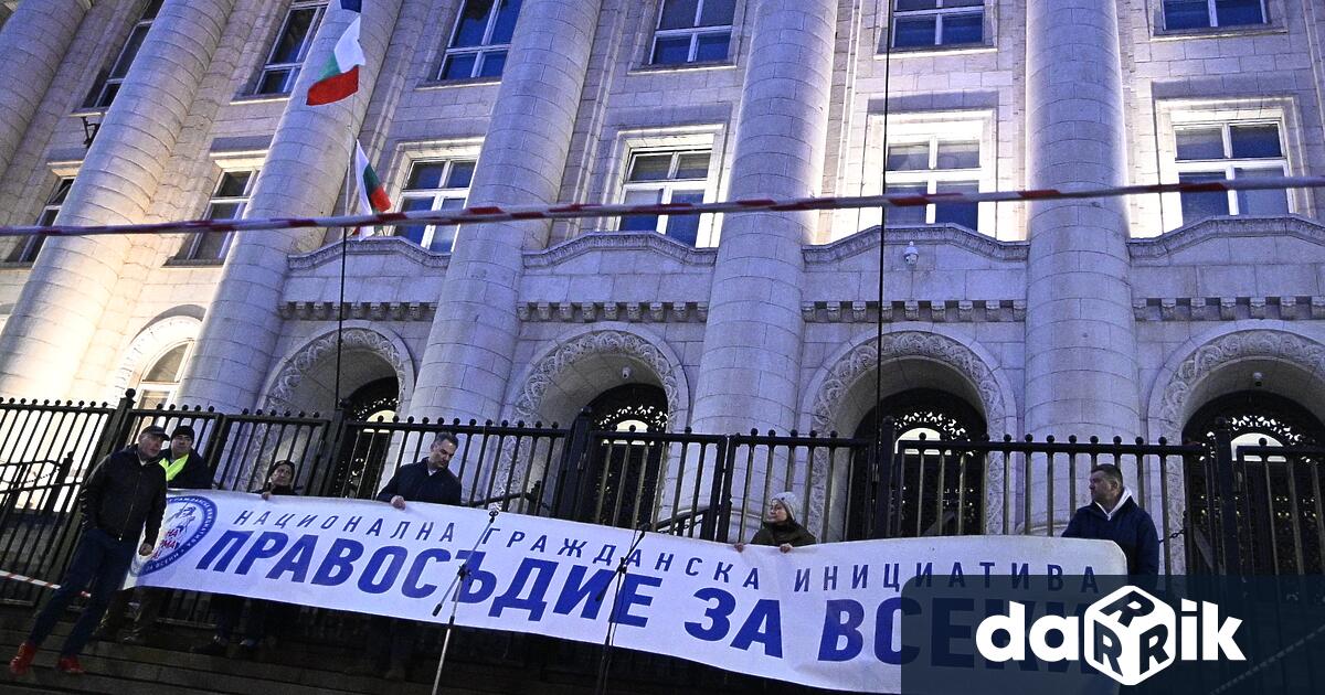 Граждани се събраха на протест пред Съдебната палата в София