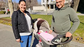 Евелин - първото бебе на Плевен за 2026-а година, и семейството ѝ гостуваха на кмета д-р Валентин Христов