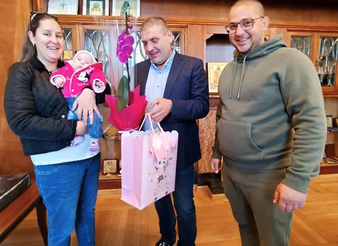 Евелин - първото бебе на Плевен за 2026-а година, и семейството ѝ гостуваха на кмета д-р Валентин Христов