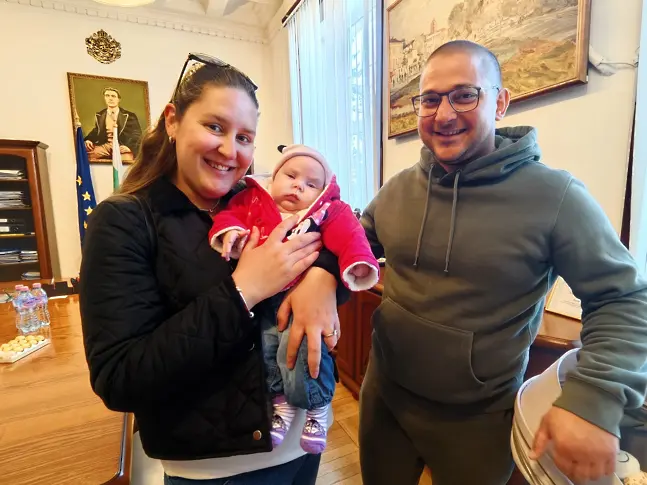 Евелин - първото бебе на Плевен за 2026-а година, и семейството ѝ гостуваха на кмета д-р Валентин Христов